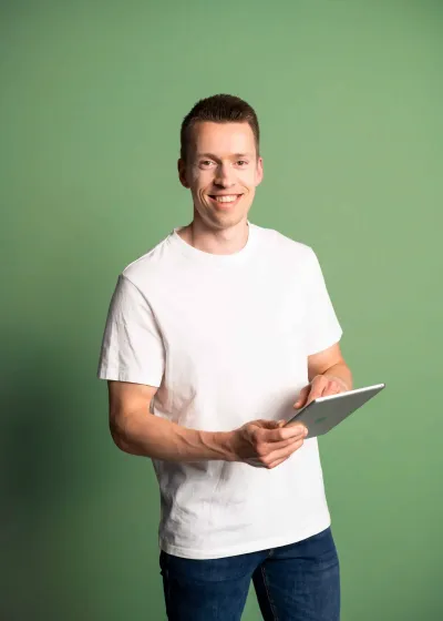 CCV-lifestyle-2022-single-person-green-5-2560x3584-1