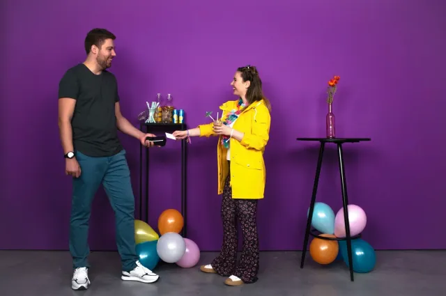 Frau kauft in feierlicher Umgebung etwas ein